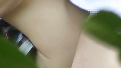 Home Sex Video van een brunette vrouw die op de dun meisje neuken keiharde lul van haar man rijdt